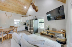 13 Mi to Dtwn Palestine Modern Cabin with Fire Pit